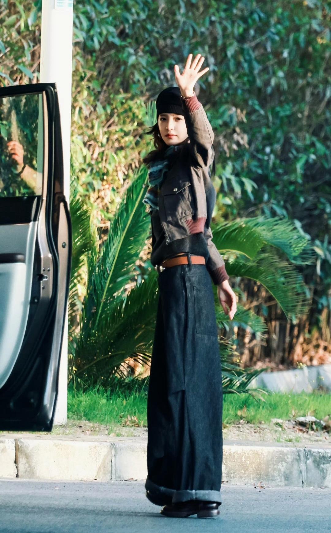 章若楠这瘦的都不看懂她走的是什么步伐了，有80斤吗？ 