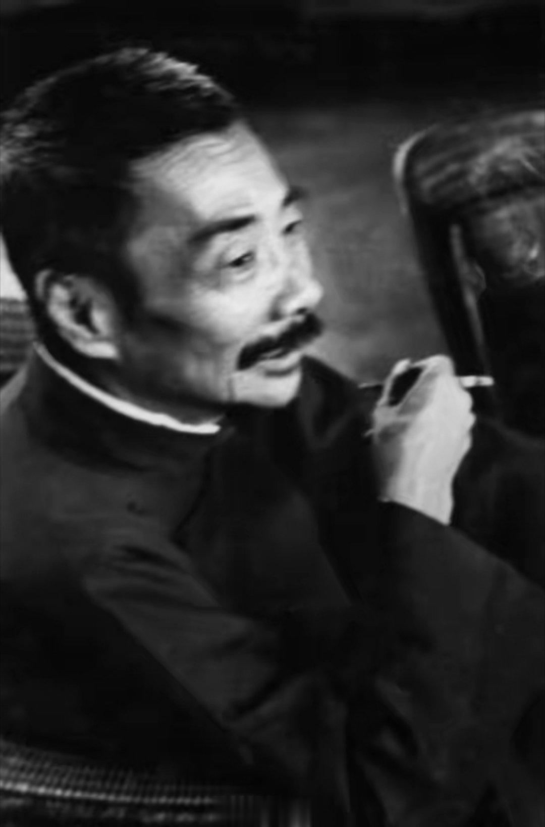 1936年，上海。鲁迅在全国木刻展览会上与青年交谈，这是抓拍先生的照片。[鲜花]