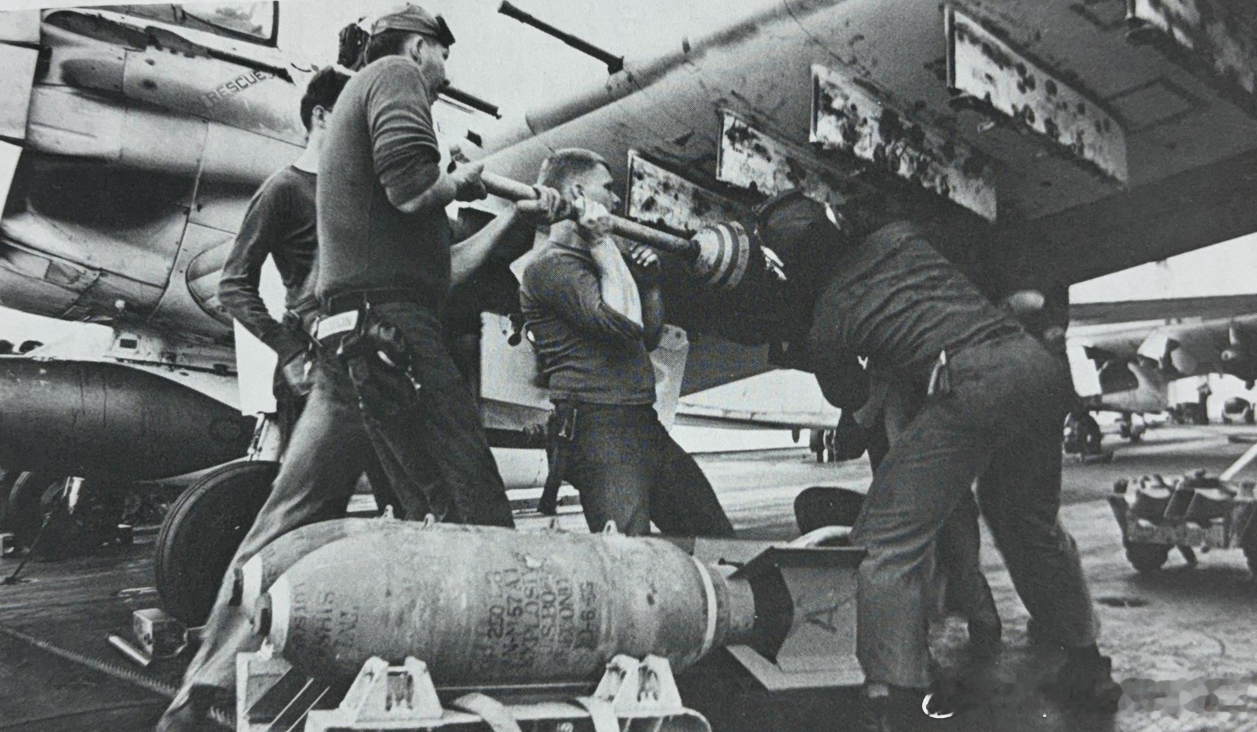 1965年3月老挝Barrel Roll行动期间，美军CVA-61巡航者号航母地