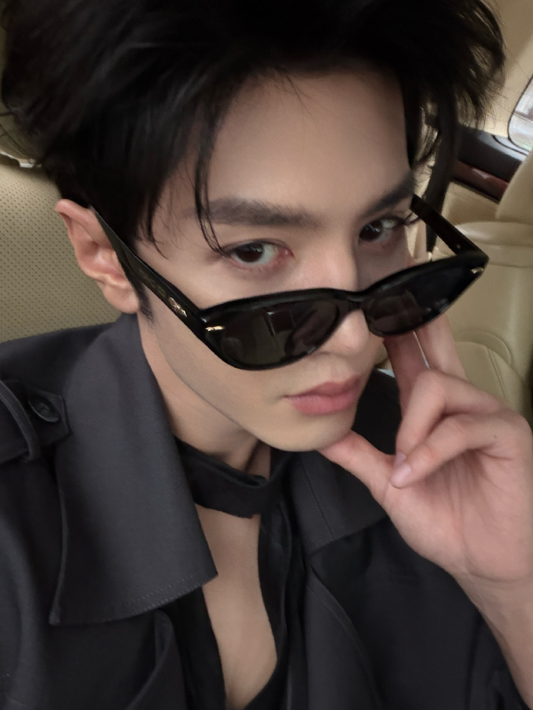 陈哲远元宵自拍 陈哲远元宵节墨镜自拍，一整个被帅到了啊！今天状态绝了！陈哲远元宵