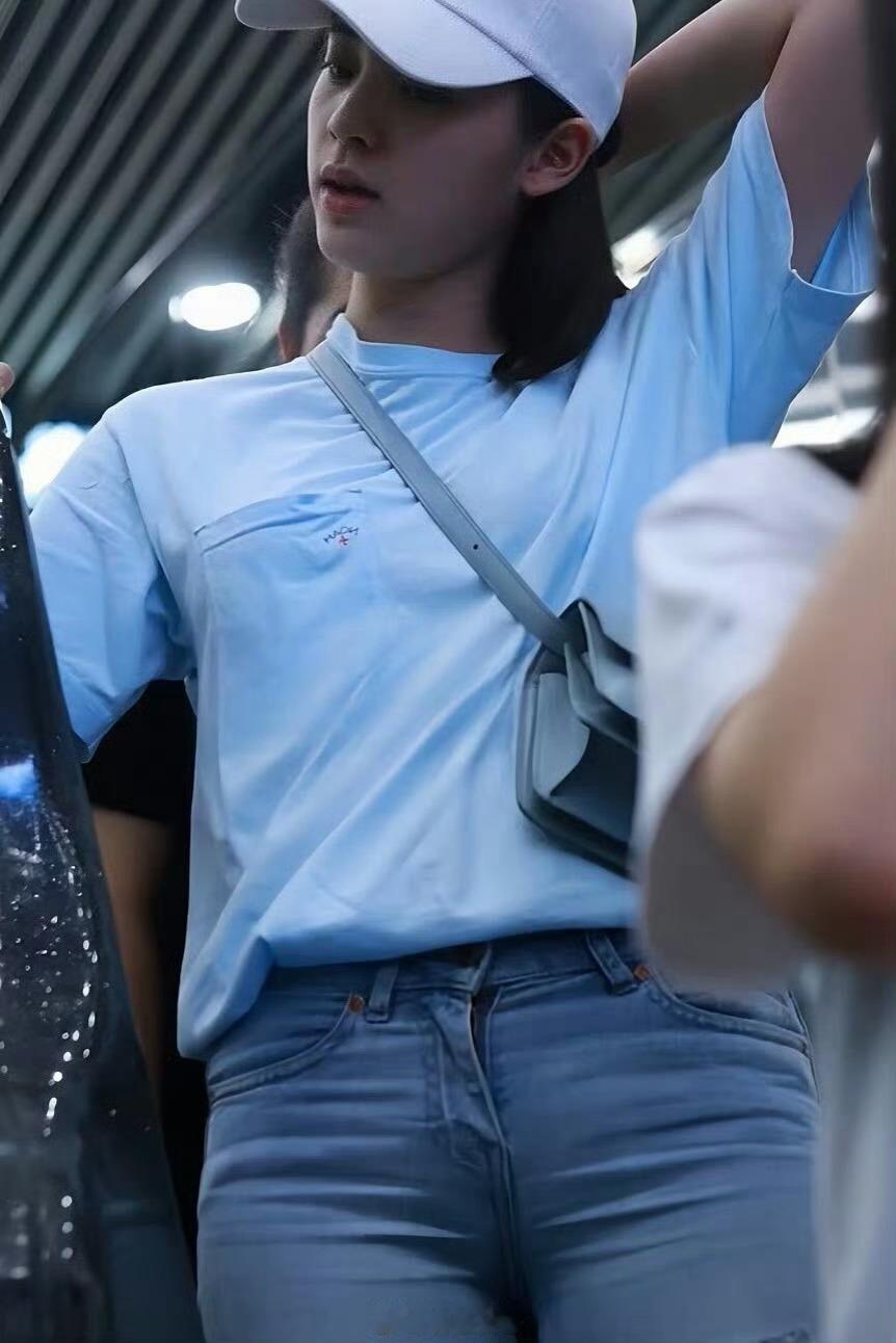 看牛仔裤就知道欧阳娜娜早期还是有些微胖的 ​​​