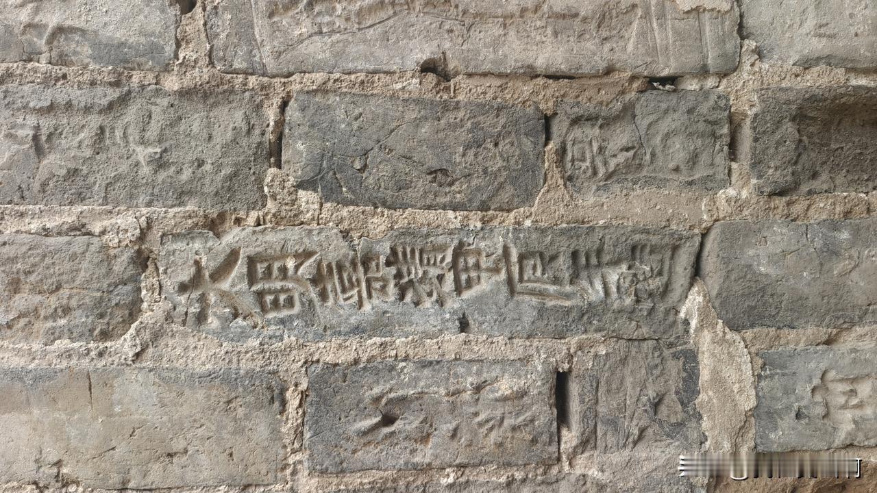 这个明代古塔
砖墙上清楚记录了修建时间
工艺很精美
就是清明假期间，人流太多，游