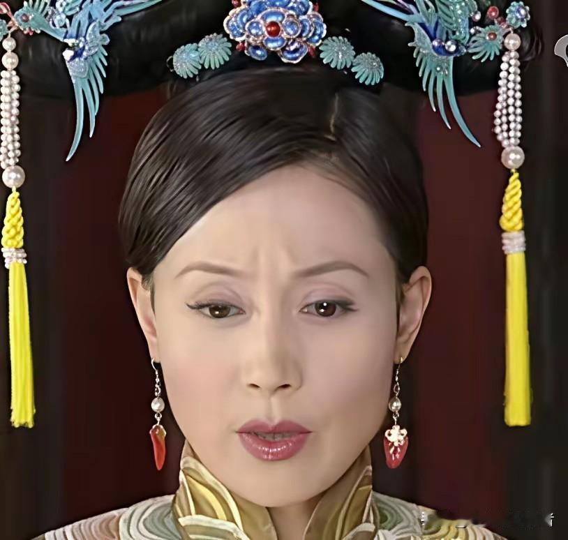 道具师喝多了吗？孝庄秘史里面哲哲皇后的耳环竟然不是一对，一眼就能看出来。
真是太