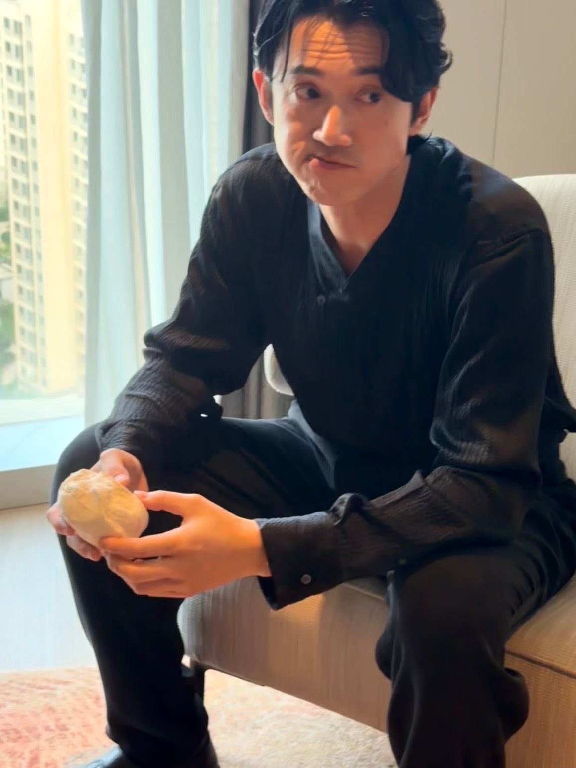 吴慷仁吃山东馒头吃发腮了吴慷仁从小爱吃馒头，若餐桌上有饭和馒头可选，他一向选馒头