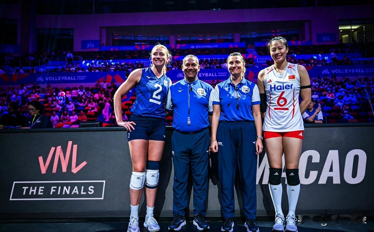 2026年世界女排联赛总决赛1/4决赛，中国女排vs美国女排，第一局15-25，