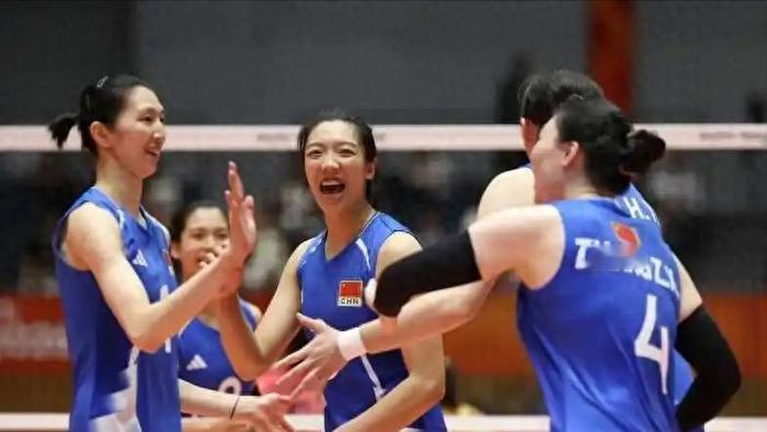 日本女排万万没想到！
中国女排主教练赵勇在第三局2：10叫光暂停后，做了三个意想