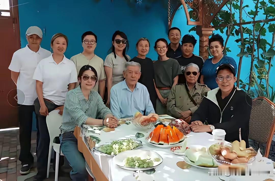 还是霍家出门低调，没有那种前呼后拥的排场，而且展现的都是温馨的平常生活画面。
这