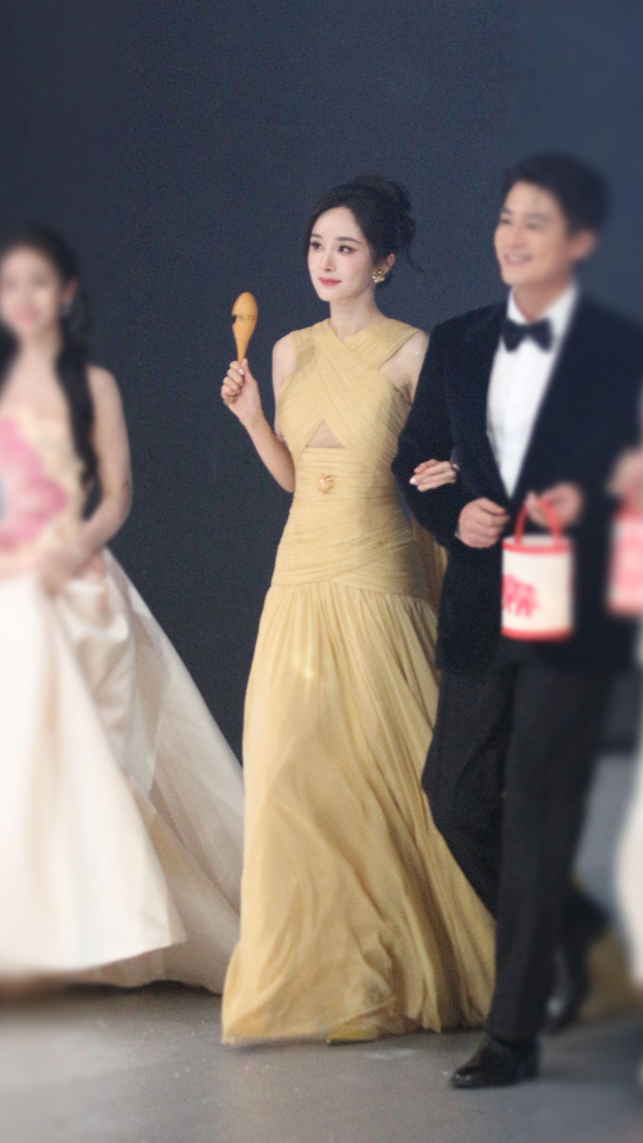 杨幂尖叫之夜红毯生图。带着绣绣TV小葫芦～好绝的状态！