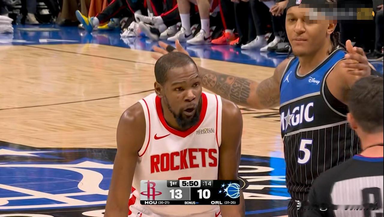 火箭超级球星杜兰特真是无药可救了！在今天火箭客场挑战魔术的比赛中，目前双方的第一