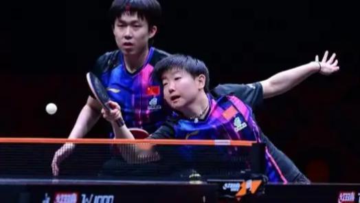 WTT香港总决赛混双半决赛战火纷飞，王楚钦/孙颖莎这对国乒王牌组合霸气登场。面对