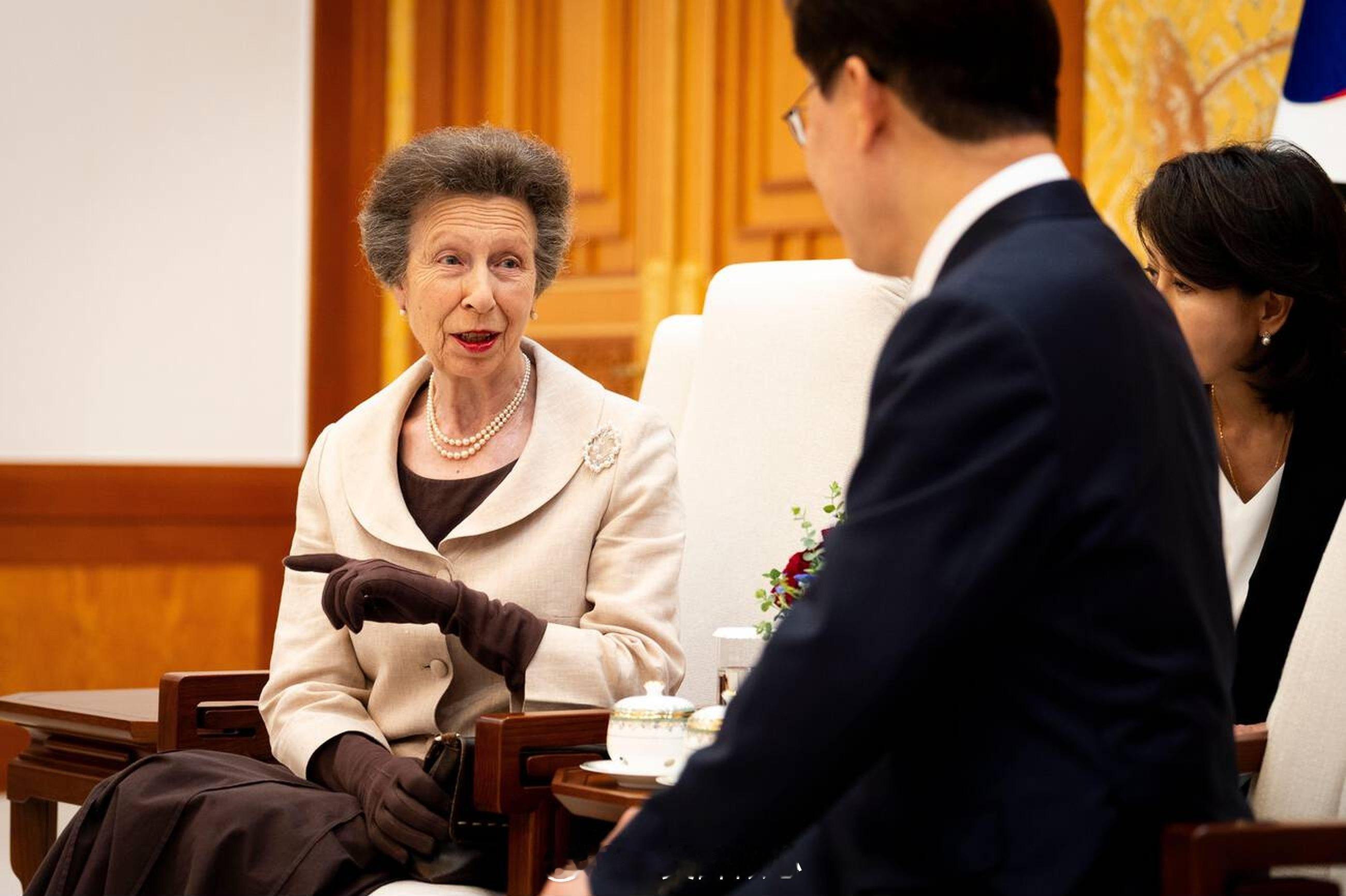 英国王室  作为亚洲之行（目标国家是韩国和泰国）的一部分，今天安妮长公主和蒂莫西
