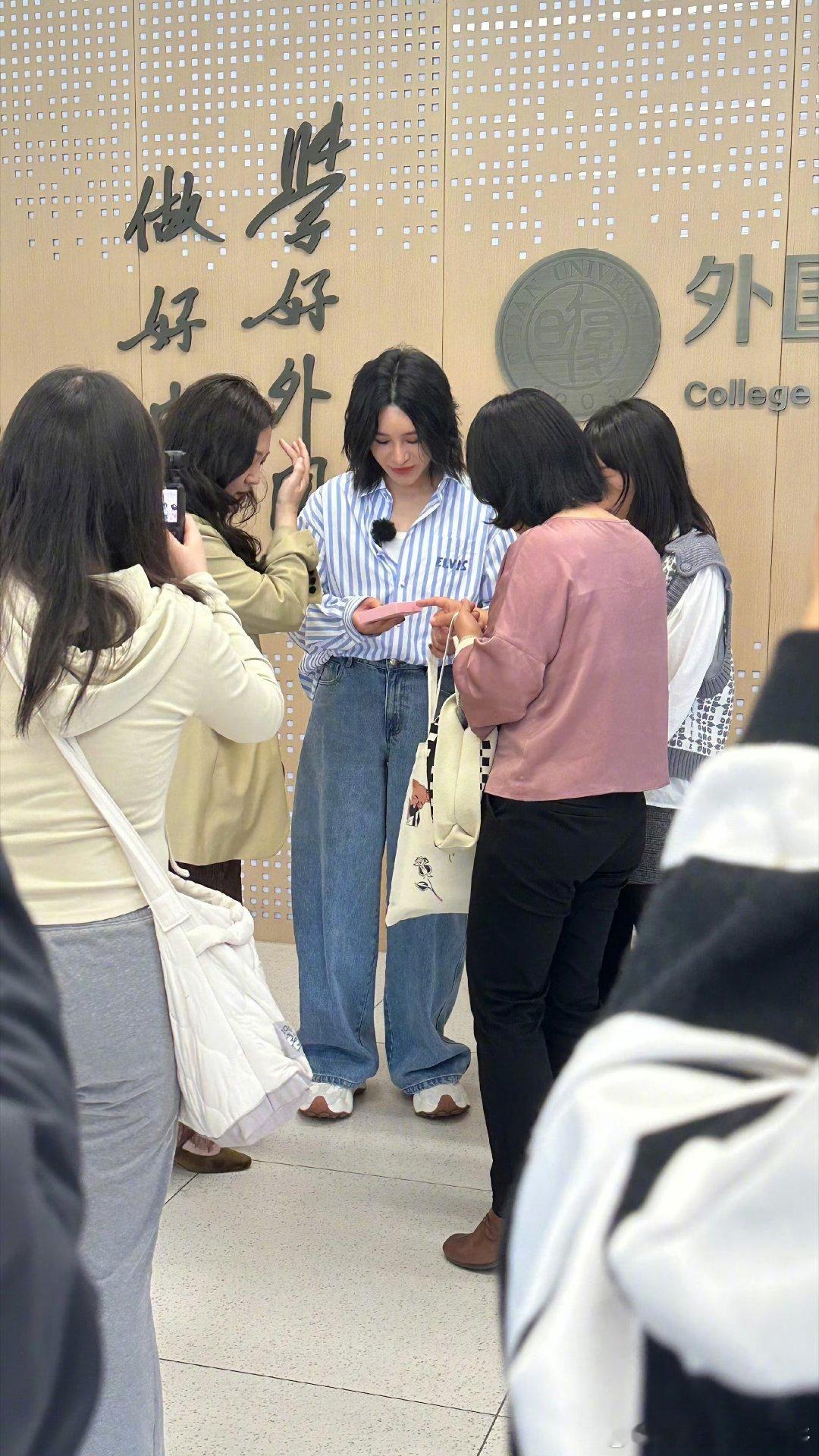尚雯婕回复旦了 看呐，尚雯婕在复旦大学的身影，让众人眼前一亮！身为优秀毕业生，被