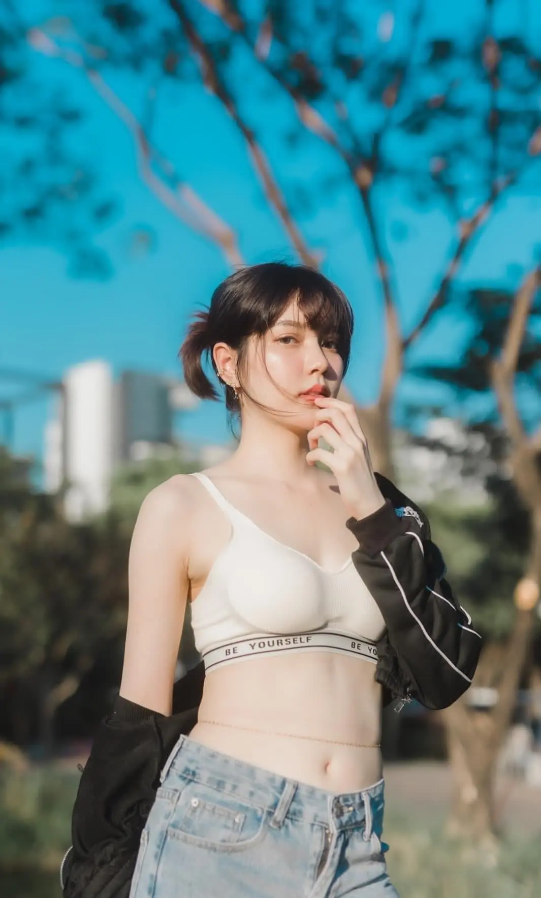 捕捉灵魂的瞬间，展现独特的美丽。人像摄影不仅仅是记录外表，更是捕捉内在的情感和故事。通过镜头，将独特个性和魅力展现得淋漓尽致。
