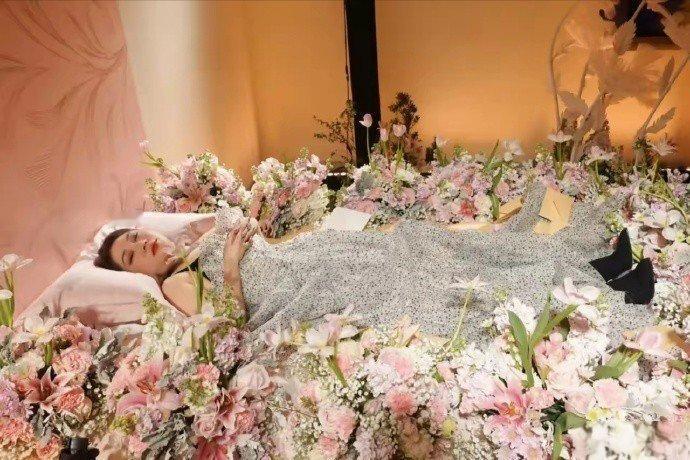 杨天真的葬礼、姜思达的婚礼，一个是39岁的告别礼，一个是音乐作品发布会。
很自我