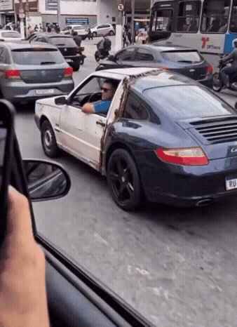 大晚上的看到这车睡不着了，见过有打车拼车，但没见过这么拼车的。所以，前面是桑塔纳