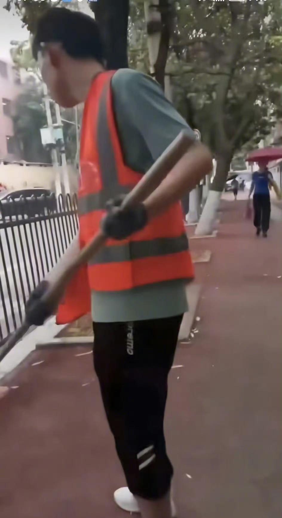 河南的一个考生家长说，高考结束，她儿子没要手机，没要电脑，也不去旅游，默默的每天