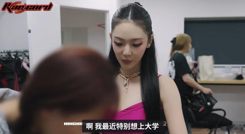 宁艺卓想两年内读大学偶像的外壳之下，宁艺卓依旧有学生梦，给自己两年时间，奔赴美国