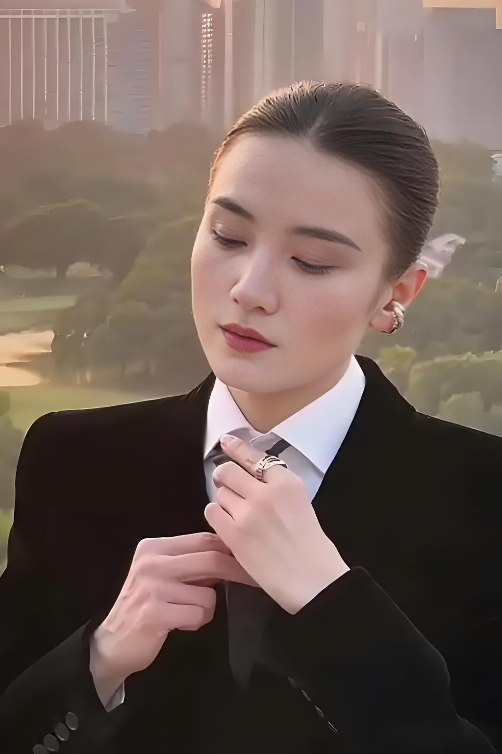 宋佳以独特魅力诠释着生活与表演的真谛。她不刻意追求完美人设，在演艺之路上自在洒脱