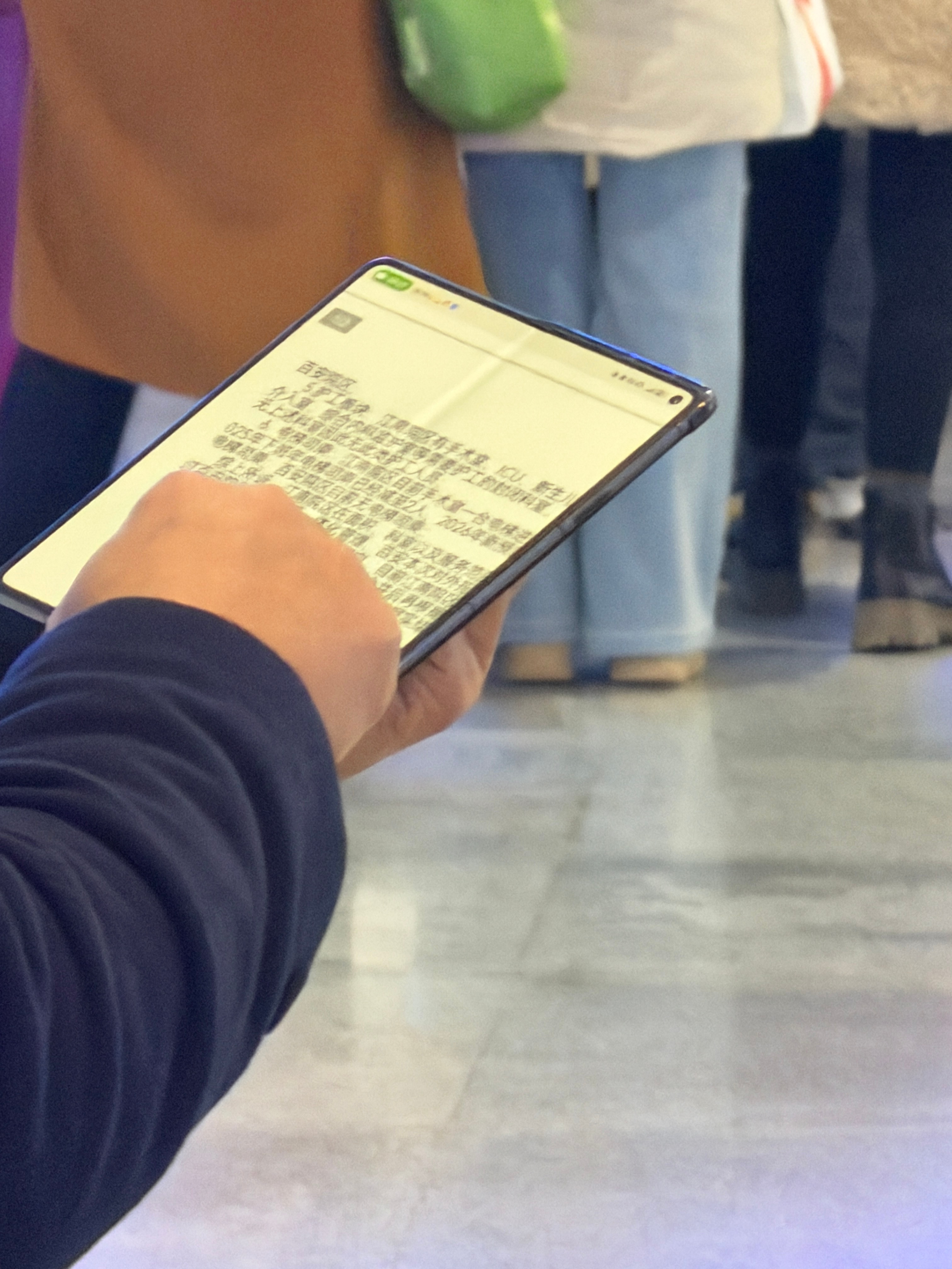 来猜手机、第一图的折叠屏、和第二图的折叠屏！ 