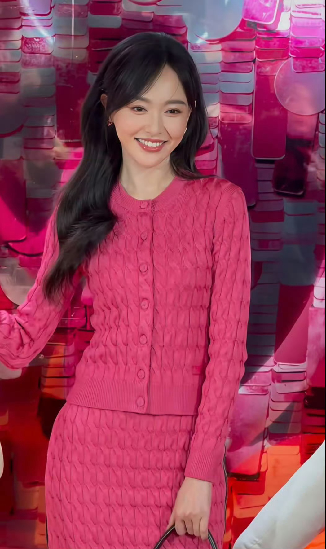 唐嫣扛住了死亡芭比粉唐嫣粉裙 粉粉少女造型亮相FENDI，好美，好甜，梦回刘小贝