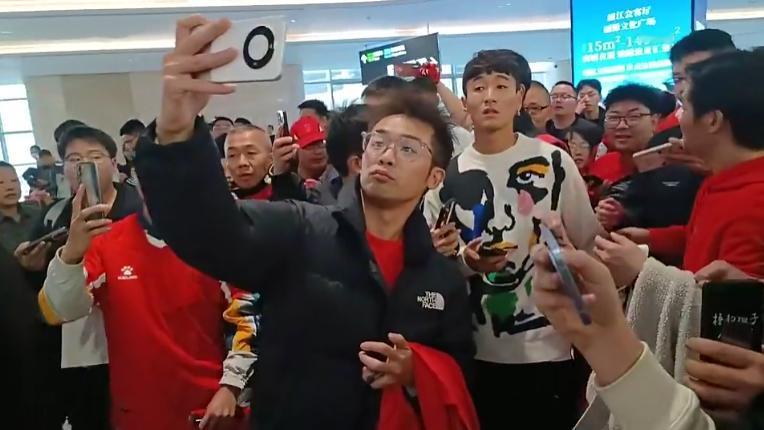 只见韦爵爷一脸懵逼，左顾右盼似乎在心想这是哪位明星驾到了，有这么多人前来接机。
