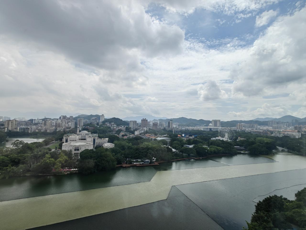 福州。闷热。