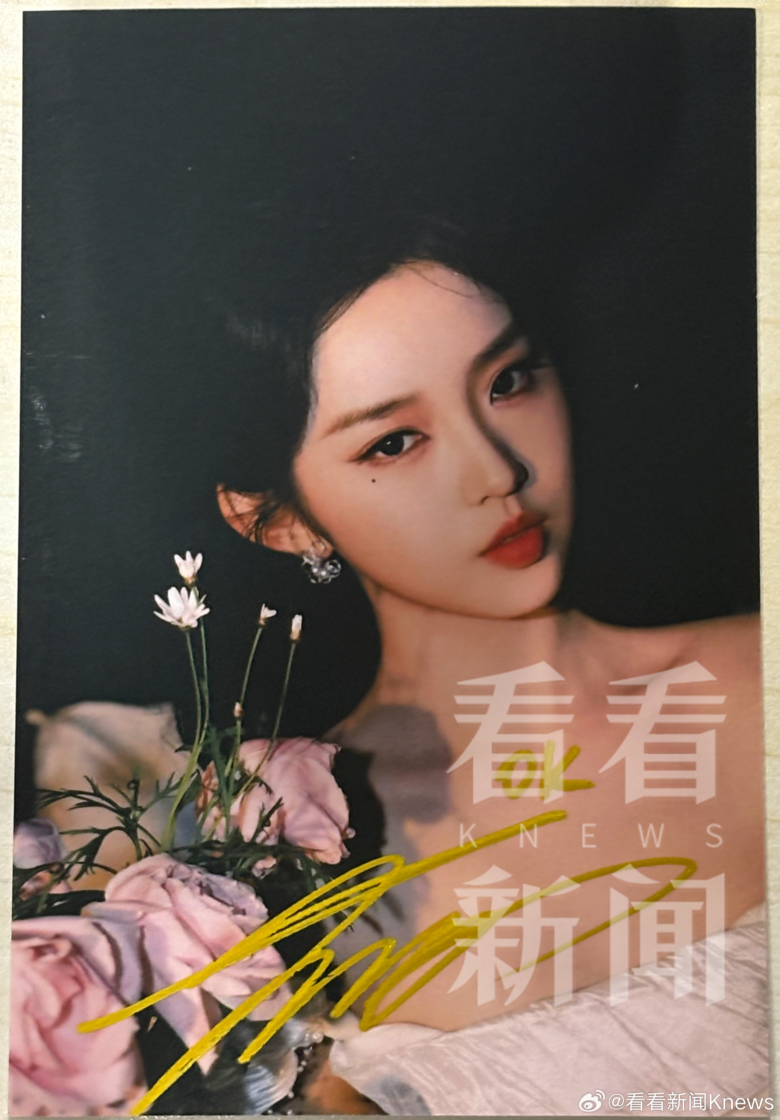 【惊喜掉落！李柯以签名照来啦】昨晚（6月26日），登上白玉兰舞台带来开场歌舞《闪