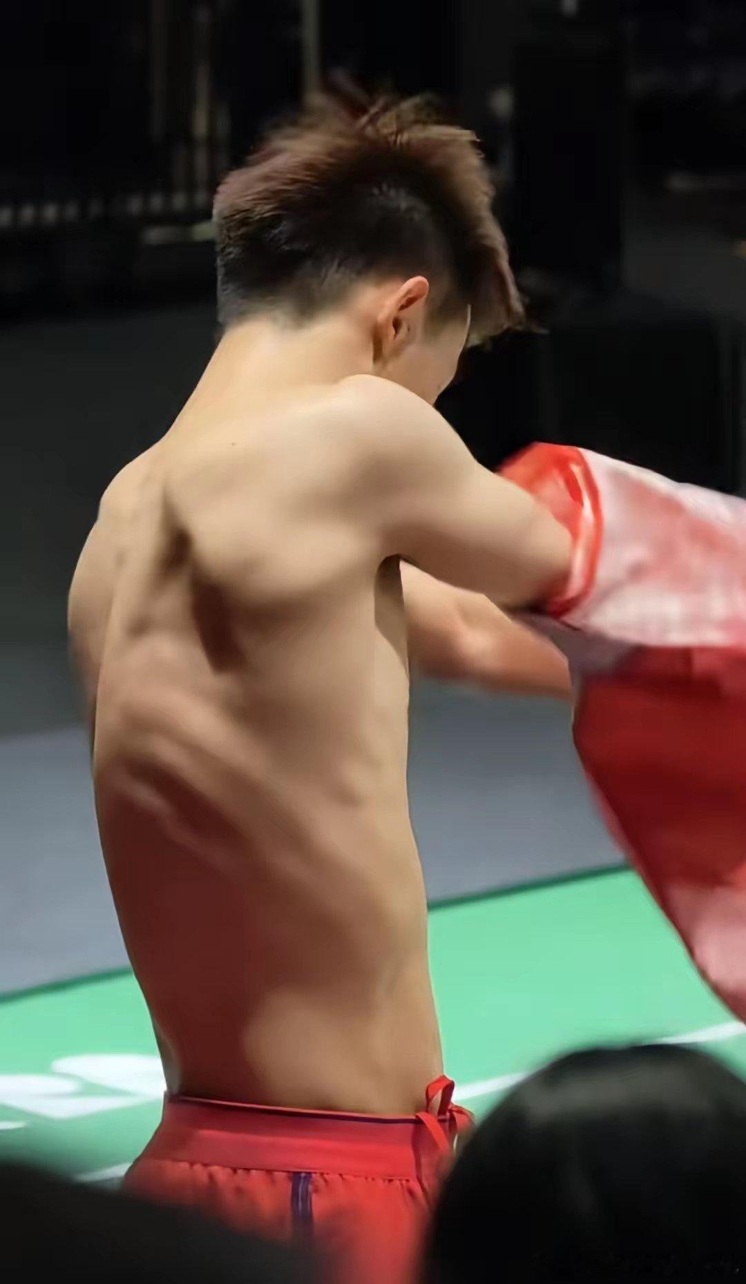 王正行，赛场行走的荷尔蒙换衣名场面，这线条谁看了不迷糊赛场高光，不止于球，更在于