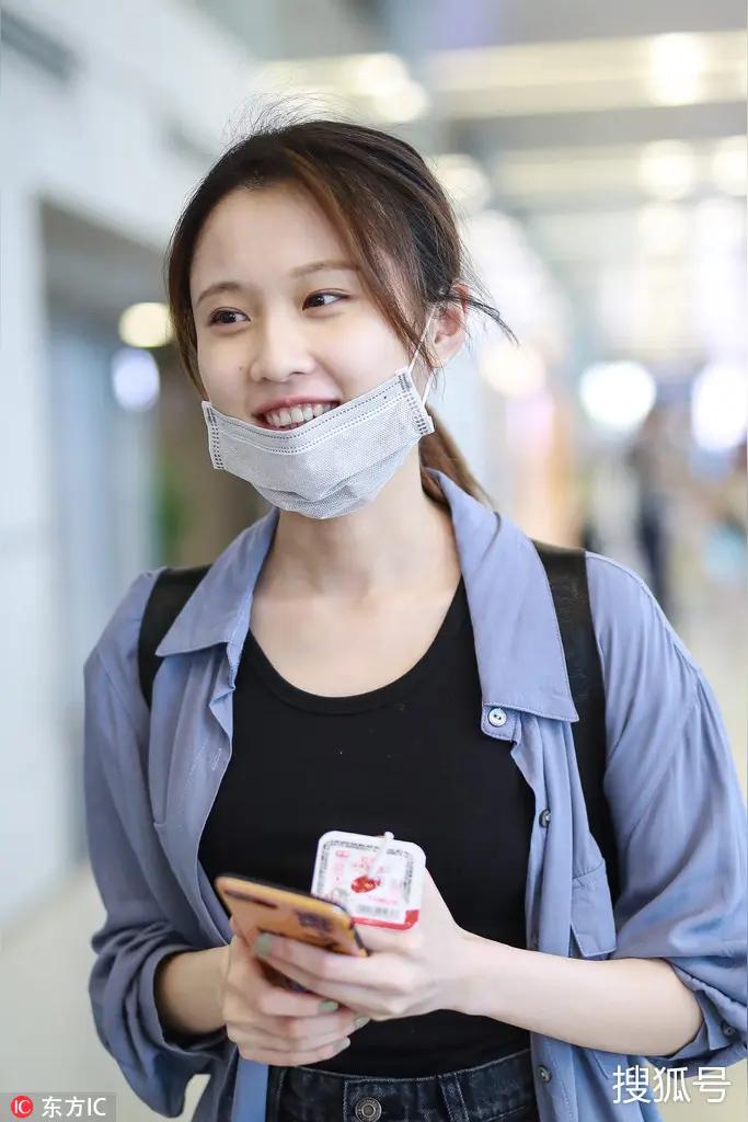 张慧雯见过张慧雯本人的粉丝，都说本人素颜比上妆更漂亮，皮肤超好！看到这张机场路拍