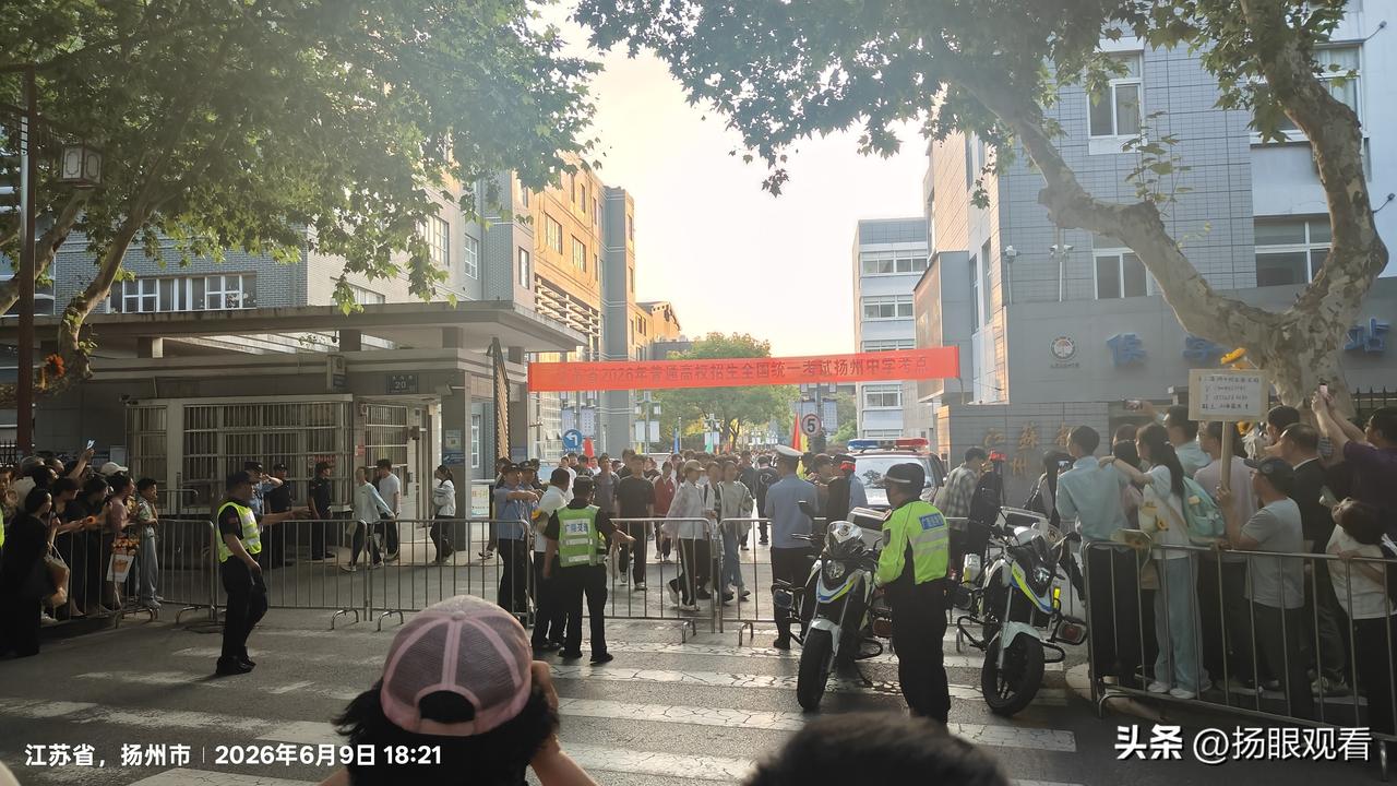 家长到底要不要陪考，真不是一刀切的事儿
 
说实话陪考这件事，我觉得没有标准答案