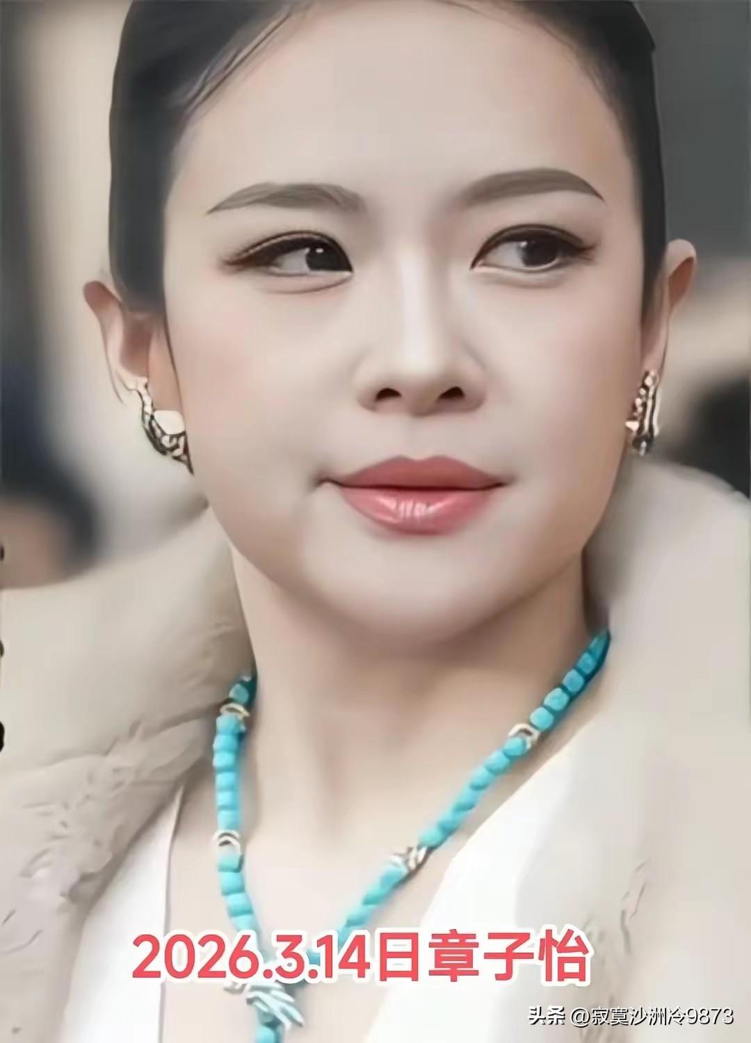 人啊！有时候不必过于较真，顺着生活的轨迹自然老去，何尝不是一种洒脱！
最近，明星