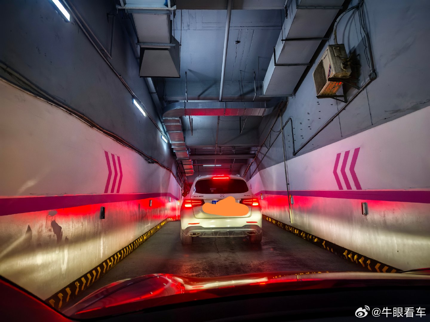 一定要养成在停车位上把停车费交了的好习惯啊，不然严重拉低通行效率，都堵在一个大坡