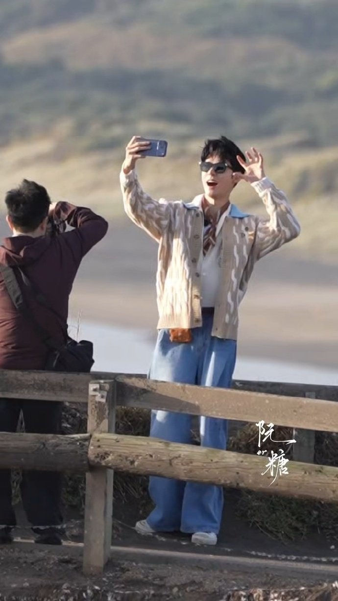 龚俊温柔风 龚俊自拍中龚俊自拍中，龚俊温柔风穿搭尽显时尚品味，这个俊子小虎爪、龇