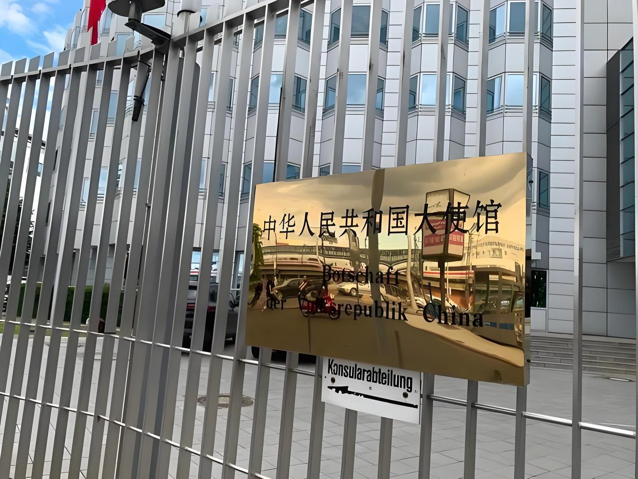 老外怒喊中国使馆：240小时不够胖，这账必须算！
2026年初，一位英国小伙汤姆