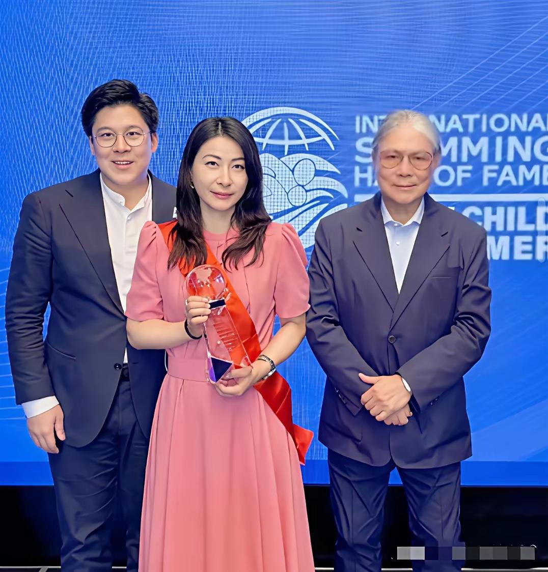 一觉醒来，79岁的霍震霆乐得合不拢嘴，成了全网最开心的人。
他这么高兴，不是因为