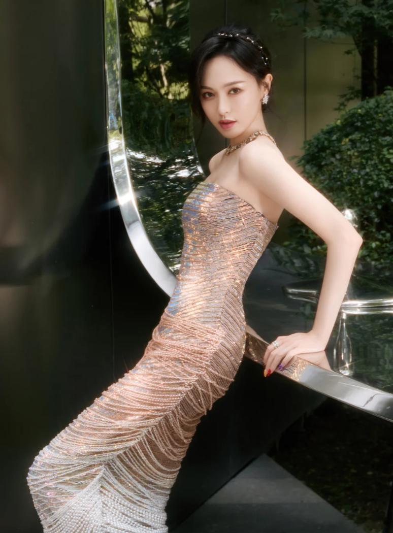 晏紫东新剧谈上唐嫣了打破固有戏路束缚，解锁全新禁忌氛围感爱恋。人物关系复杂纠葛，