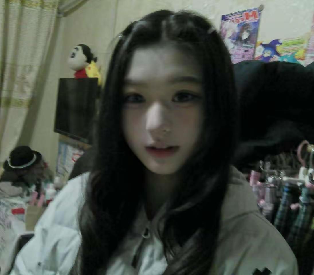 你的穿搭 过肩的头发 可爱的脸 阴阳怪气的嘴 爱说反话沉默的样子 那些你改不掉的