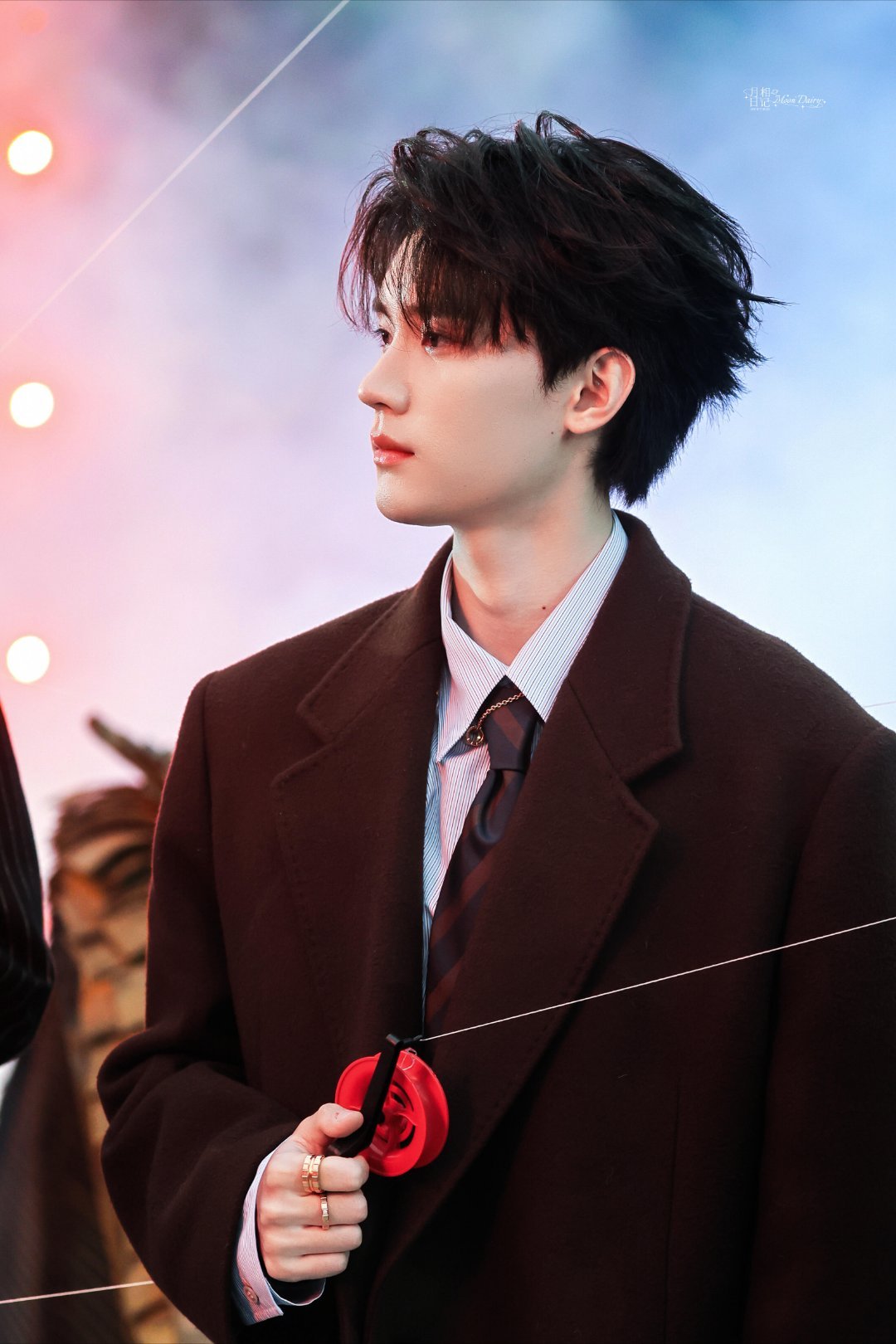 周翊然首次录制跑男奔跑吧 全白系少年现身泉州，干净气质和跑男的泥潭画风形成反差萌