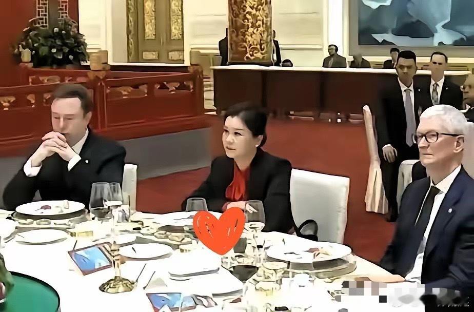 一张照片刷屏了。马斯克和库克两大巨头中间，稳稳坐着个东方大国女人。一堆人满世界打