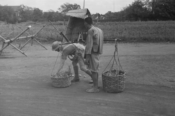 英国士兵检查小贩的篮子，1937年，上海 ​​​
