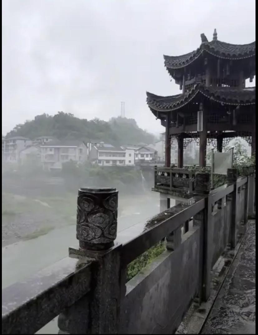 两张图片对比，湖南省常德市石门县壶瓶山镇的洪水到底有多大！

壶瓶山镇遭受了强降