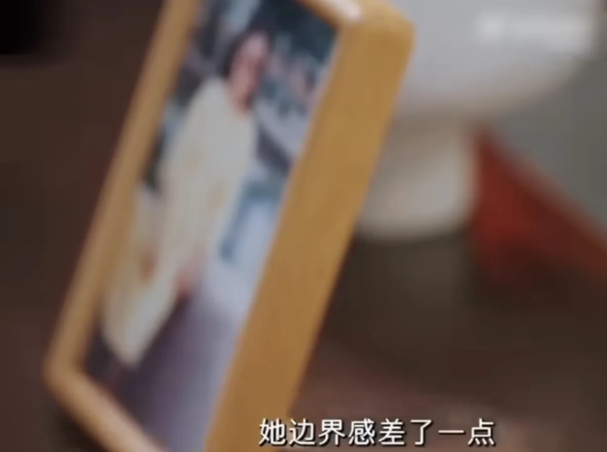李嘉格在节目中曾鼓励妈妈表达意见，但网友多支持妈妈小霞，认为李嘉格对婆婆家过于顺
