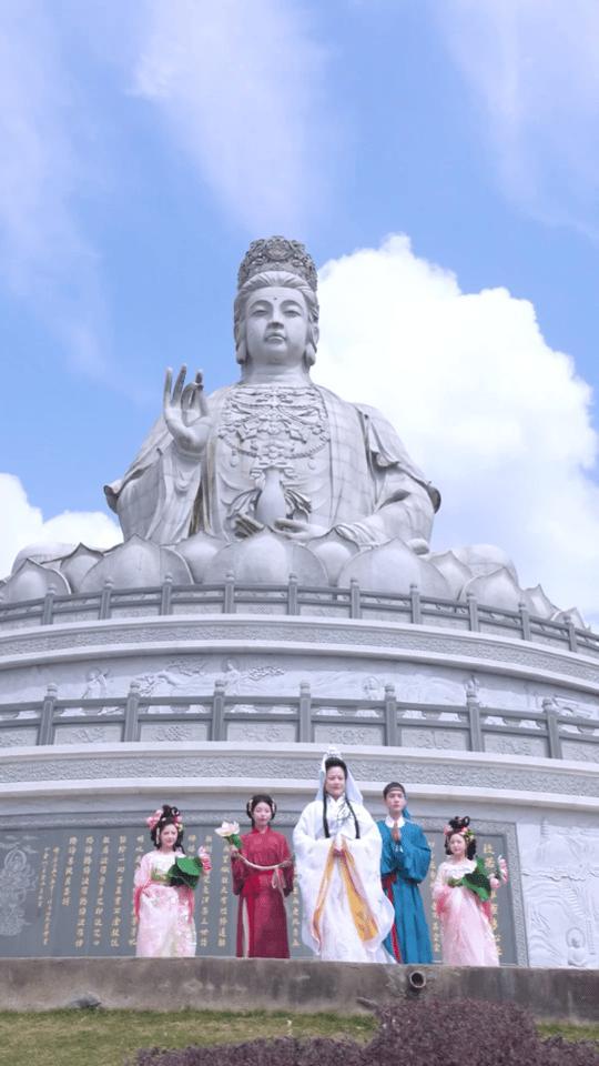 来接福运，一滴浑无，千波竞起，点赞观音菩萨，福泽遍洒四方、福田广种，见者得福！ 