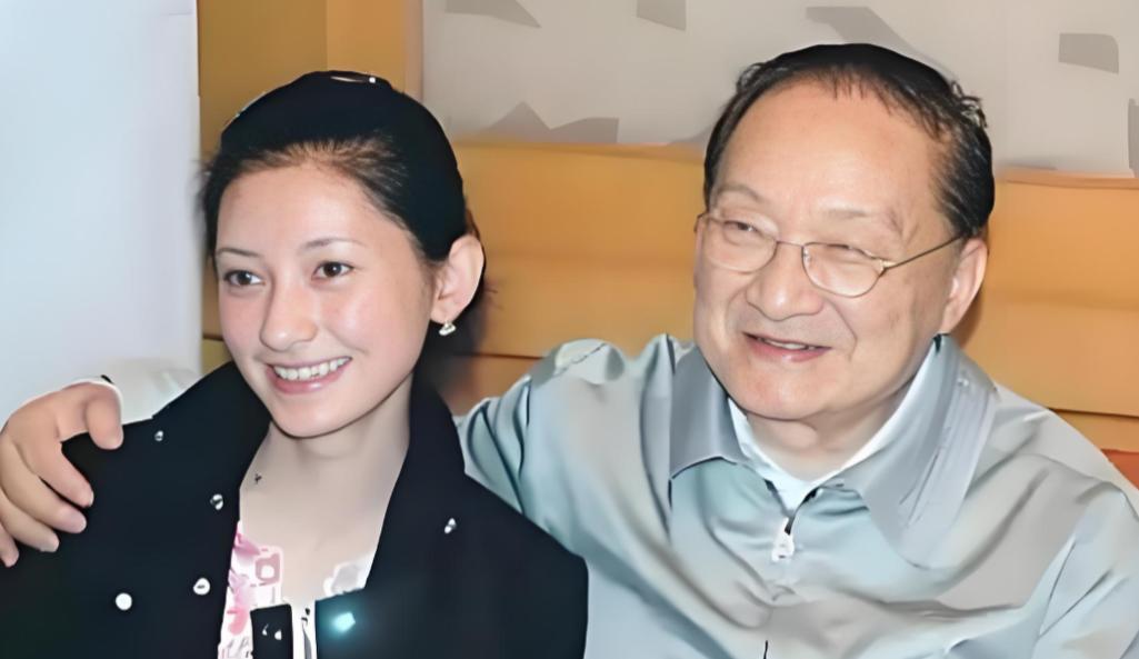 1976年的一天，金庸感到异常疲惫，决定去他常去的酒吧喝酒放松一下，在结账时，他