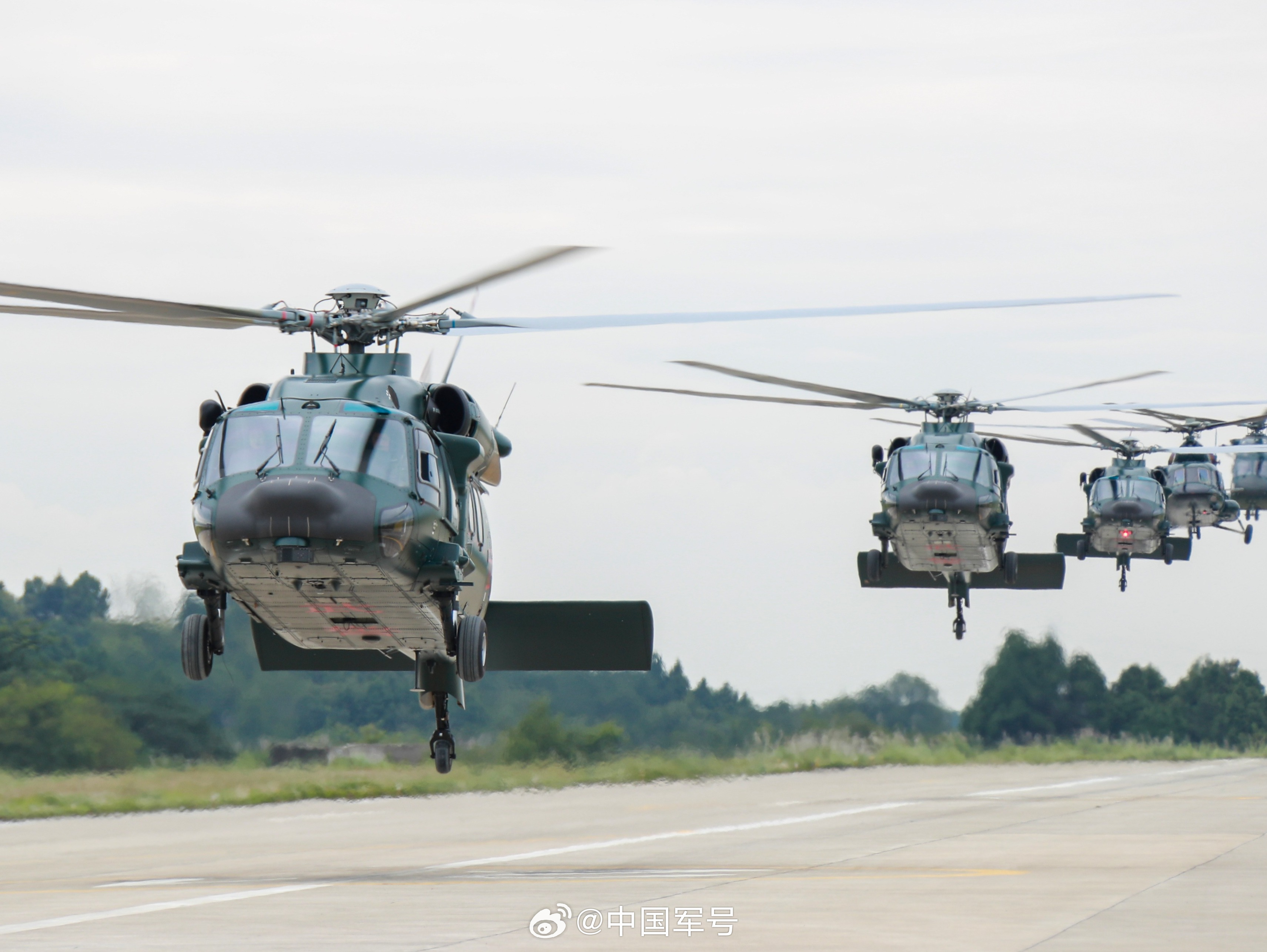 【起飞！直击武警官兵多课目飞行训练】近日，武警第二机动总队某支队开展多课目飞行训