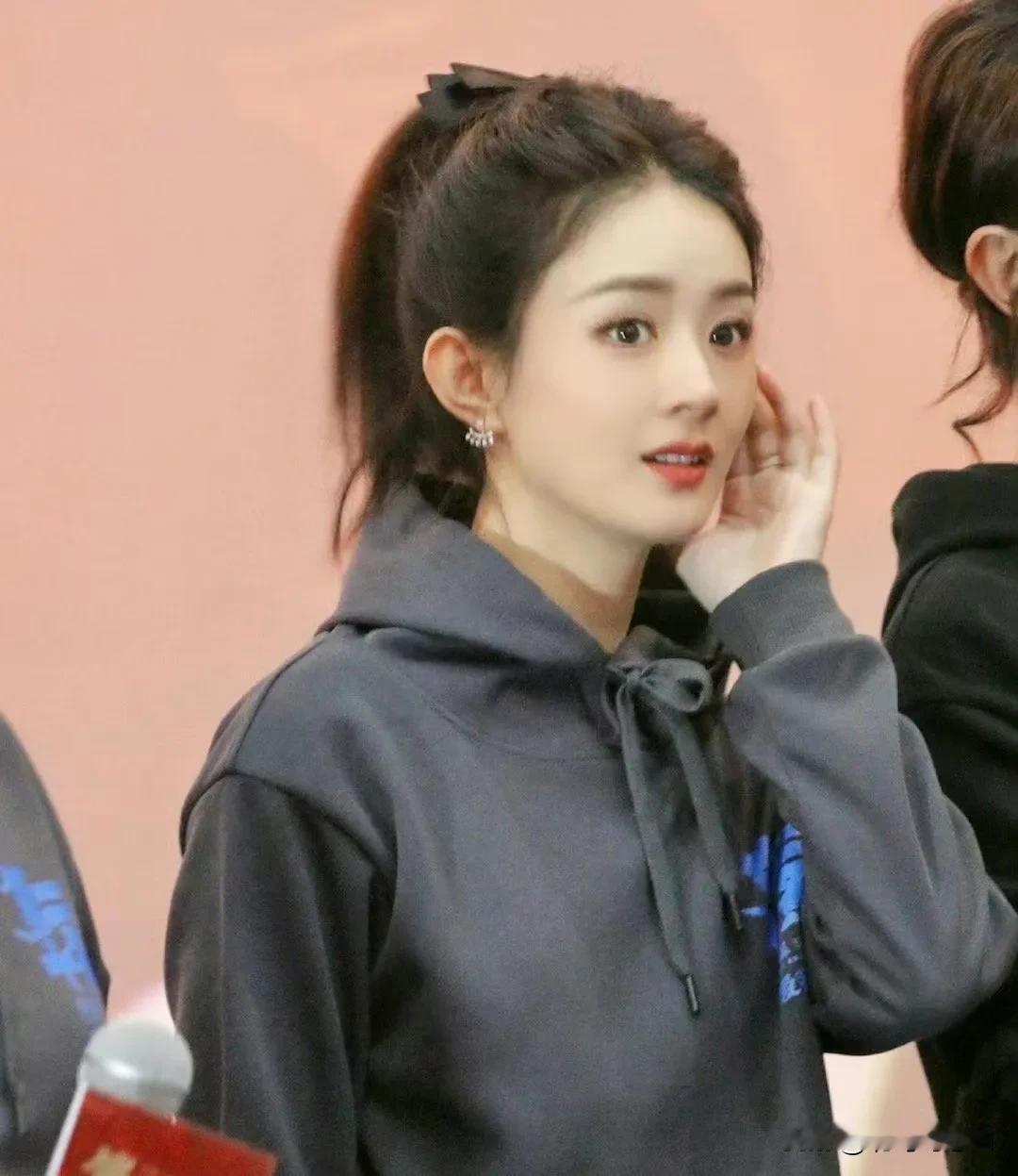 赵丽颖的气场真的很灵，她整个人由内而外散发出来的磁场就很纯净，因为一般待在娱乐圈