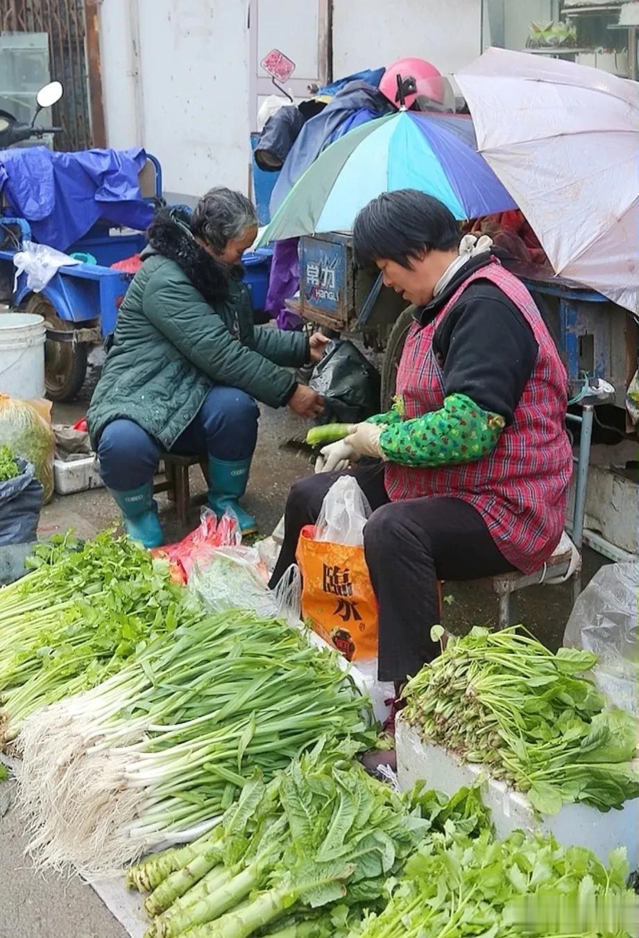中国最廉价的快餐大盘点:

1.村头3.5元的油条，没半斤差不多，价格便宜，营养