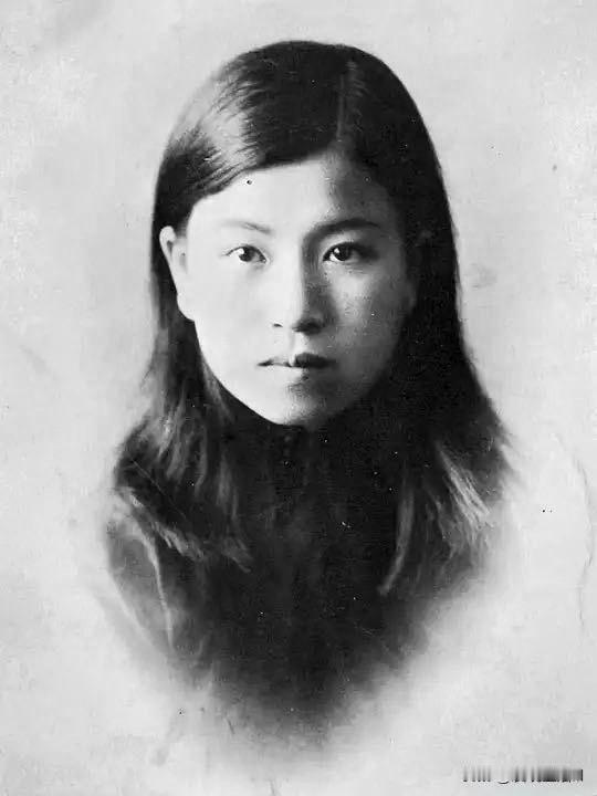 1931年4月24日，这个自称“鹤妹”的17岁女孩在青岛留影，她对中国的影响跨越