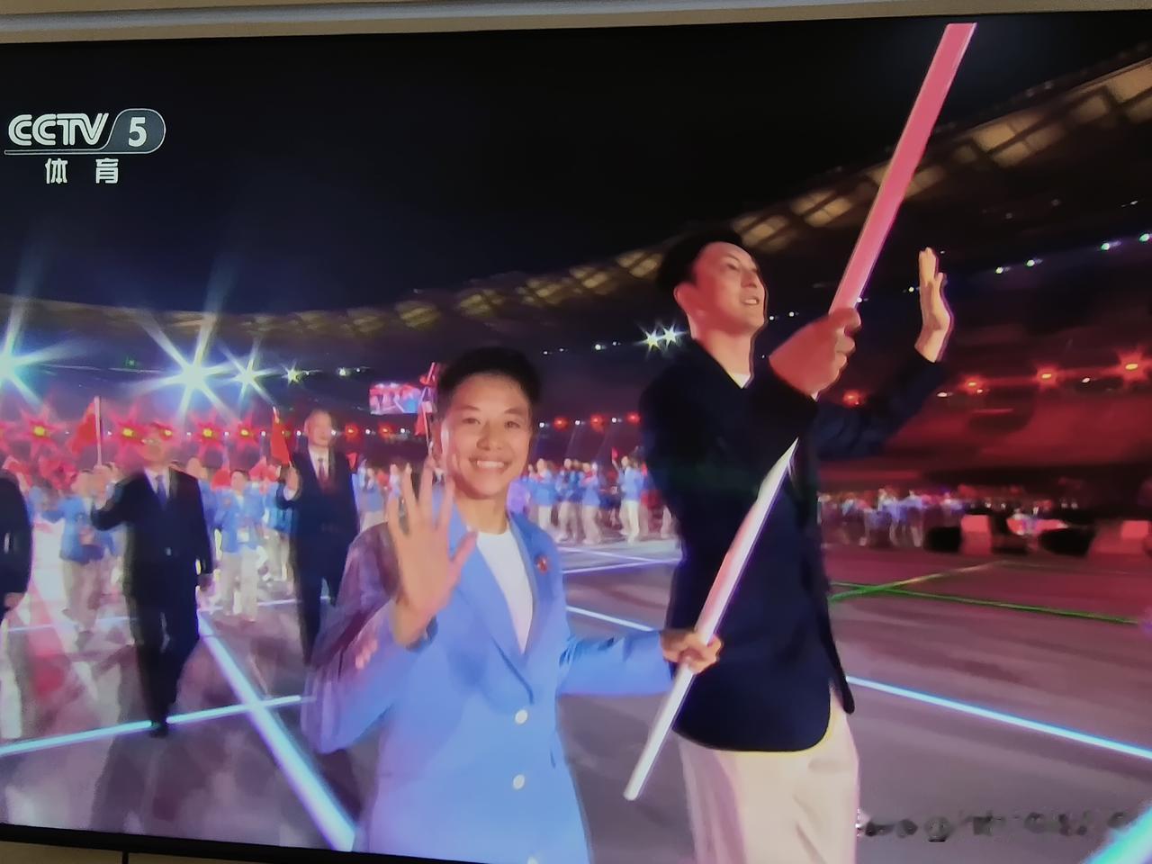 最高光时刻，女排三比零战胜日本夺冠。
最轻松的冠军，严子怡一枪下班，休息区溜达。