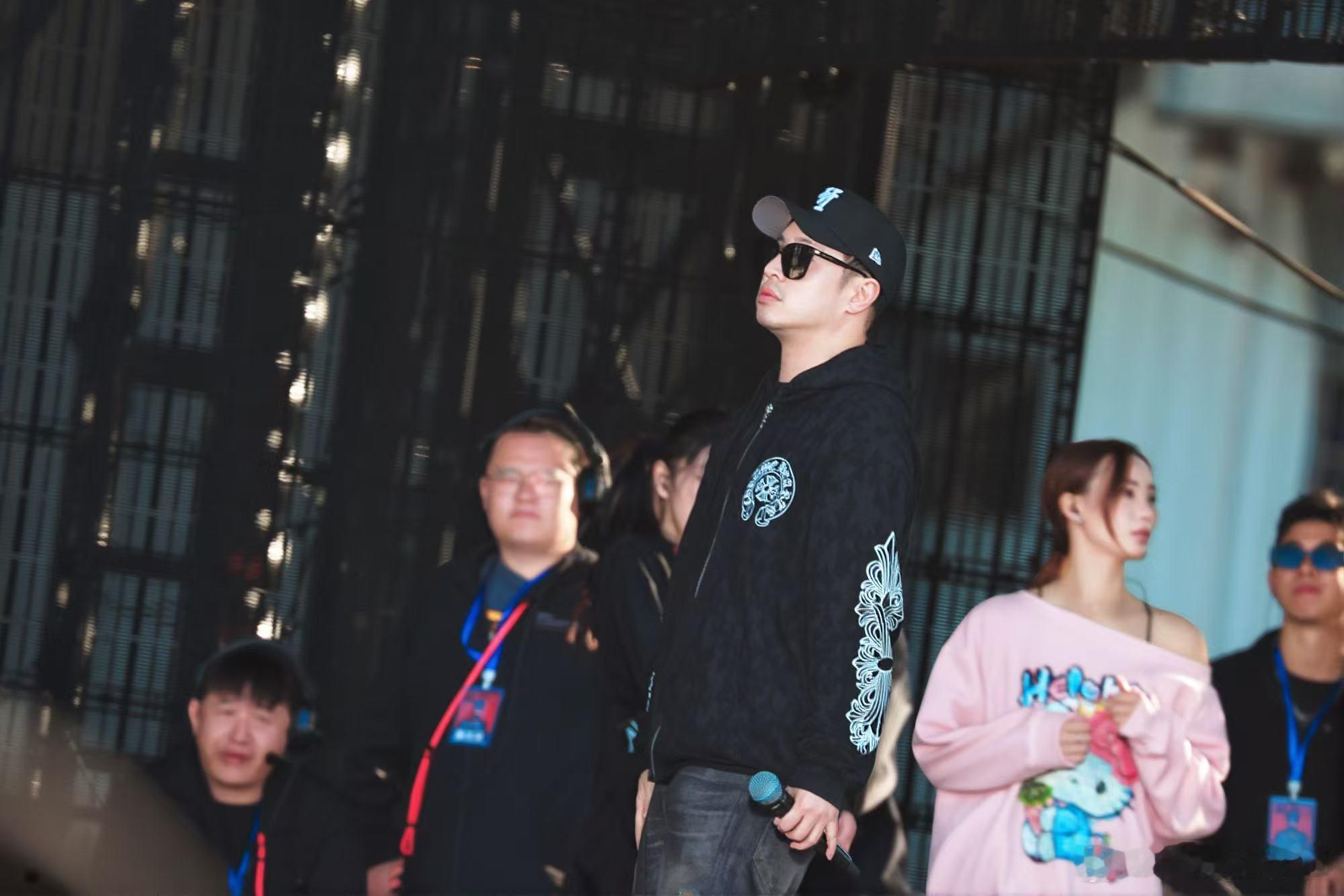 潘玮柏 什么是卡码拍大 笑不活了！潘玮柏后台偷偷刷微博看到热搜表情裂开！哈哈哈！